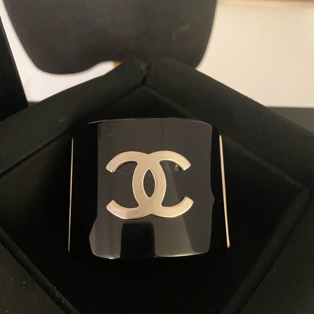 Chanel black Faux Pearl, Resin Hinged Cuff Bracelet. - Picture 7 of 12